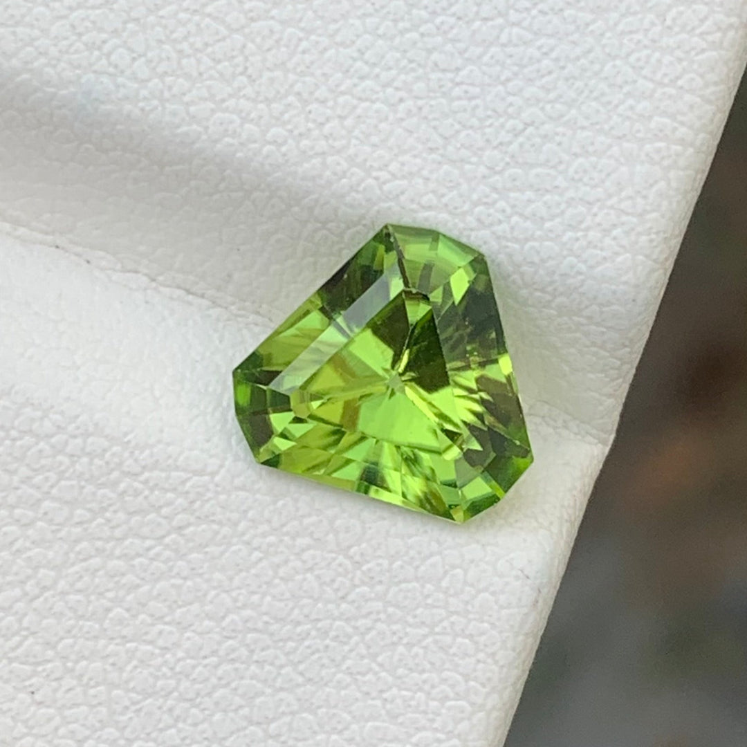 2.75 Carats Lovely Natural Loose Trilliant Shape Apple Green Peridot