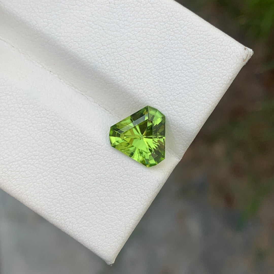 2.75 Carats Lovely Natural Loose Trilliant Shape Apple Green Peridot