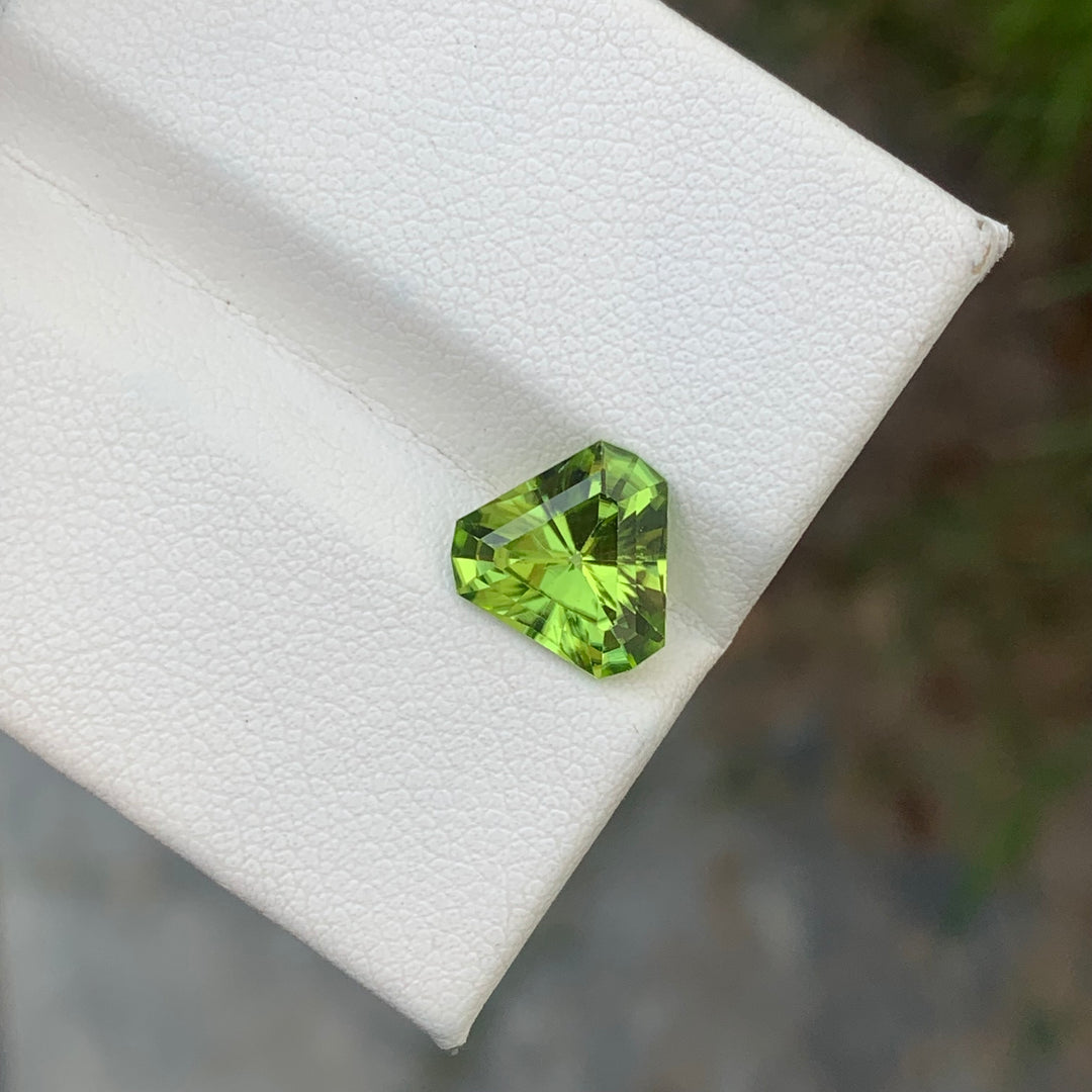 2.75 Carats Lovely Natural Loose Trilliant Shape Apple Green Peridot