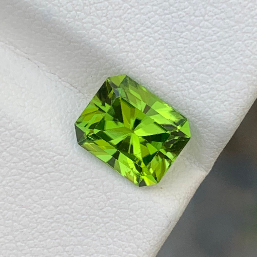 3.35 Carats Gorgeous Natural Loose Fancy Cut Apple Green Peridot