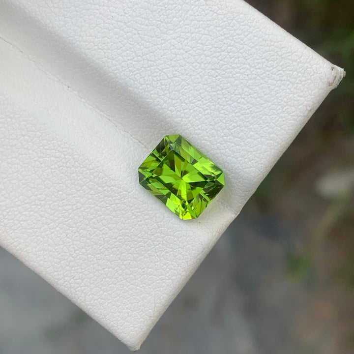 3.35 Carats Gorgeous Natural Loose Fancy Cut Apple Green Peridot