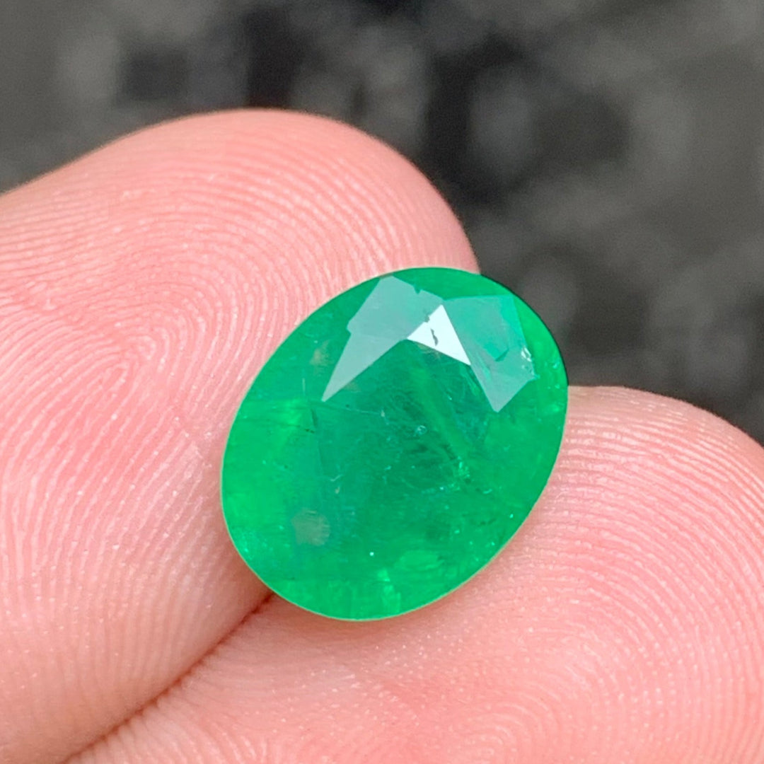 3.60 Carats Gorgeous Natural Loose Oval Cut Emerald