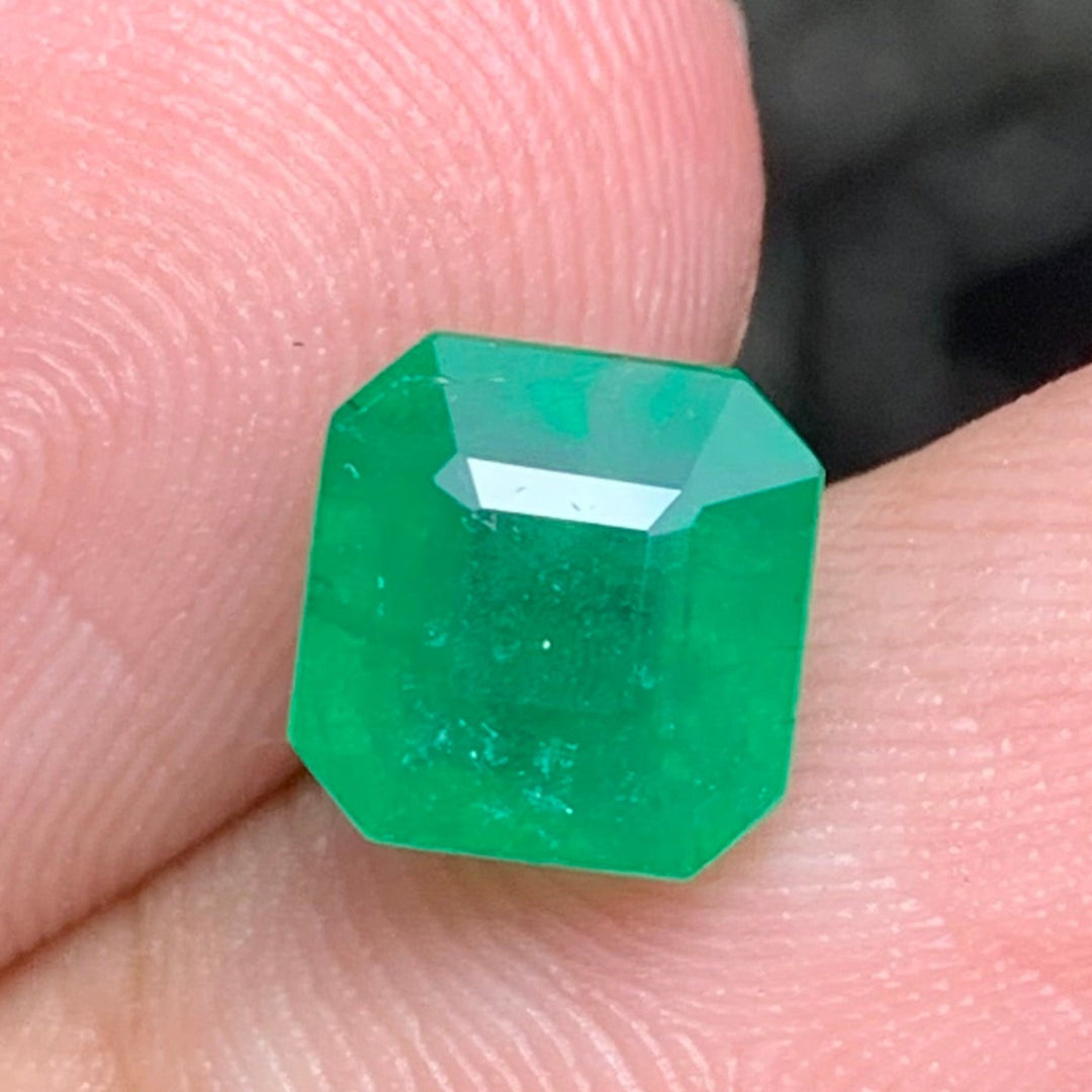 2.50 Carats Magnificent Natural Faceted Emerald