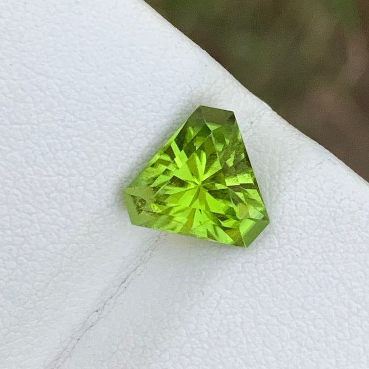 2.60 Carats Gorgeous Natural Loose Fancy Cut Trilliant Shape Apple Green Peridot