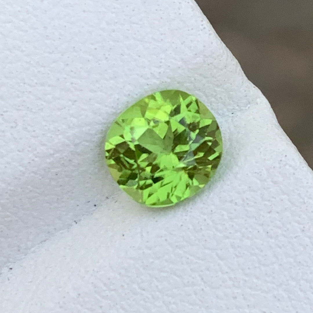 1.50 Carats Tremendous Natural Brilliant Cut Oval Shape Apple Green Peridot