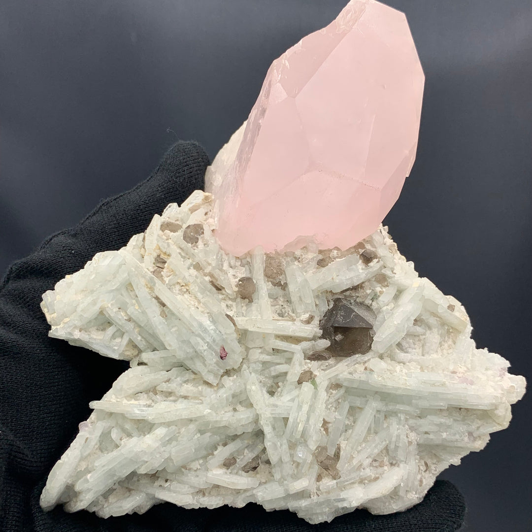 698 Grams Adorable Morganite Specimen On Cleavelandite