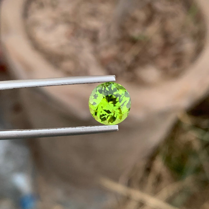 2.85 Carats Gorgeous Natural Loose Apple Green Peridot