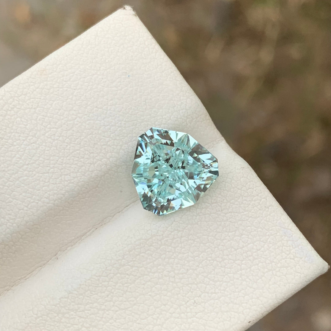 3.80 Carats Pretty Faceted Trilliant Shape Aquamarine