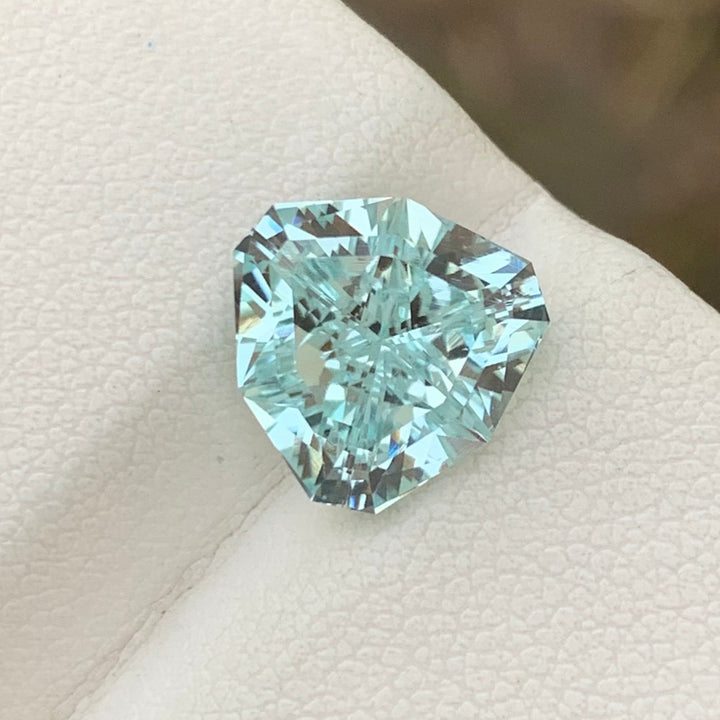 3.80 Carats Pretty Faceted Trilliant Shape Aquamarine