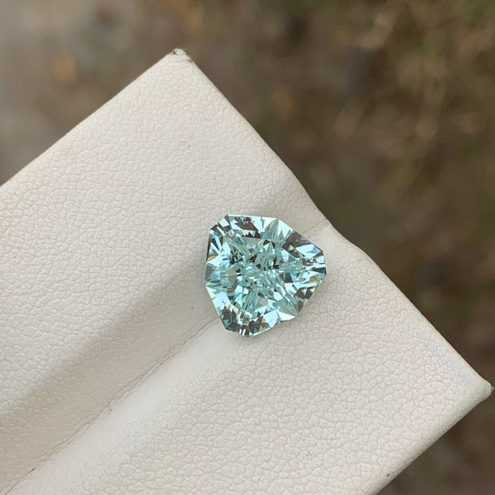 3.80 Carats Pretty Faceted Trilliant Shape Aquamarine