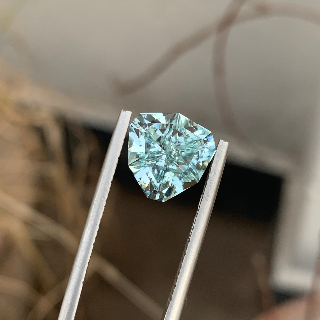 3.80 Carats Pretty Faceted Trilliant Shape Aquamarine