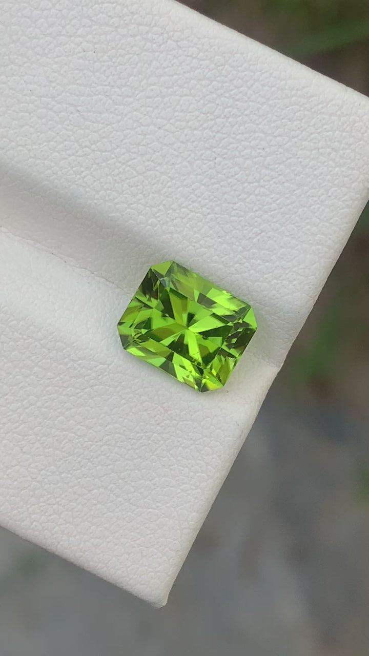 3.35 Carats Gorgeous Natural Loose Fancy Cut Apple Green Peridot