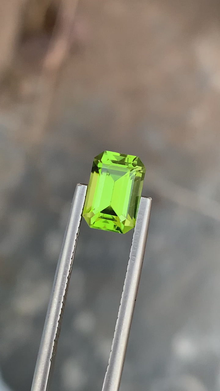 2.50 Carats Lovely Natural Loose Emerald Shape Apple Green Peridot