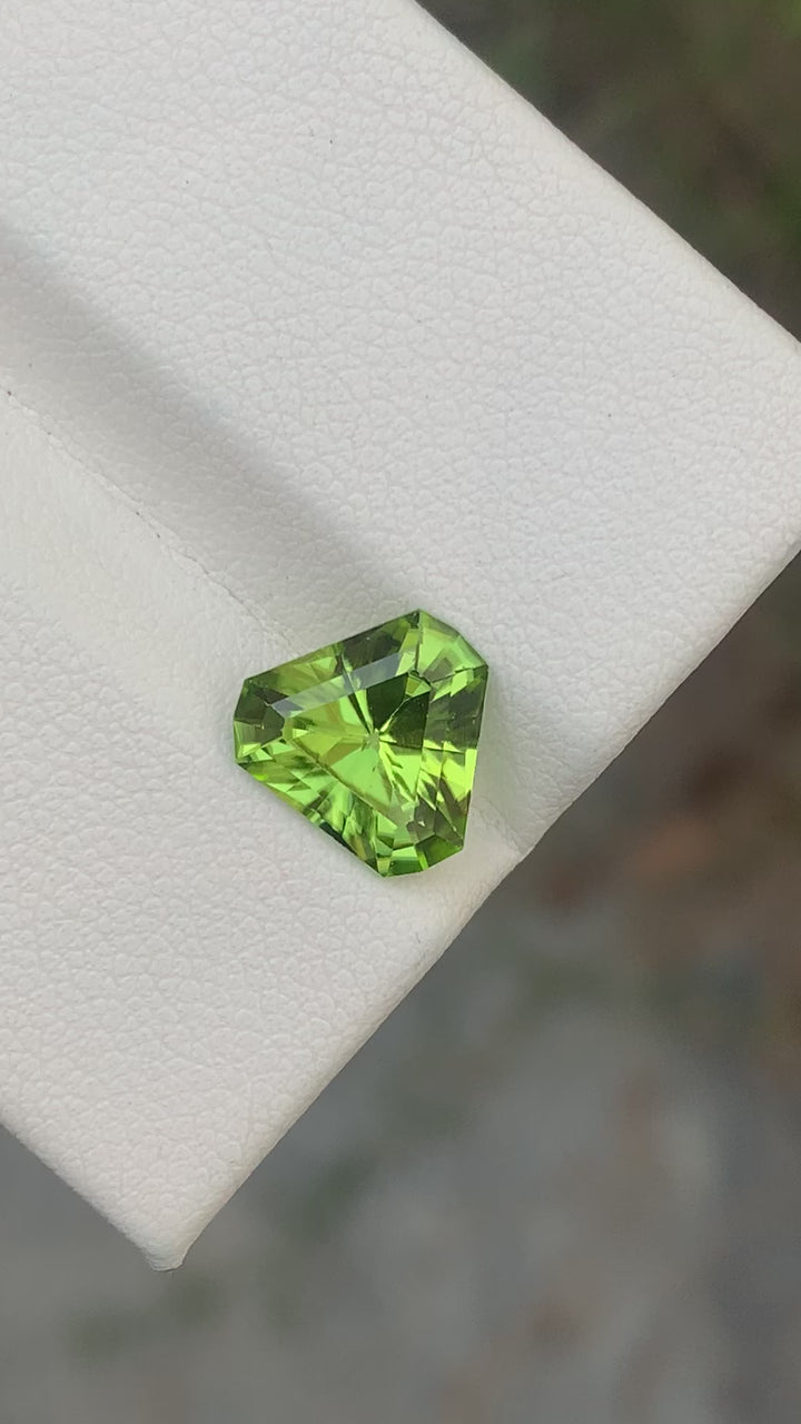 2.75 Carats Lovely Natural Loose Trilliant Shape Apple Green Peridot