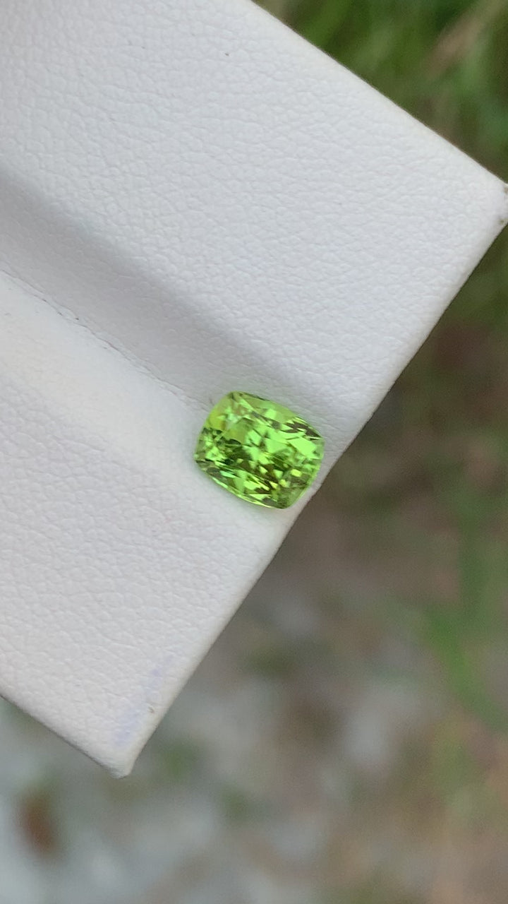 1.60 Carats Pretty Natural Loose Brilliant Cut Oval Shape Apple Green Peridot