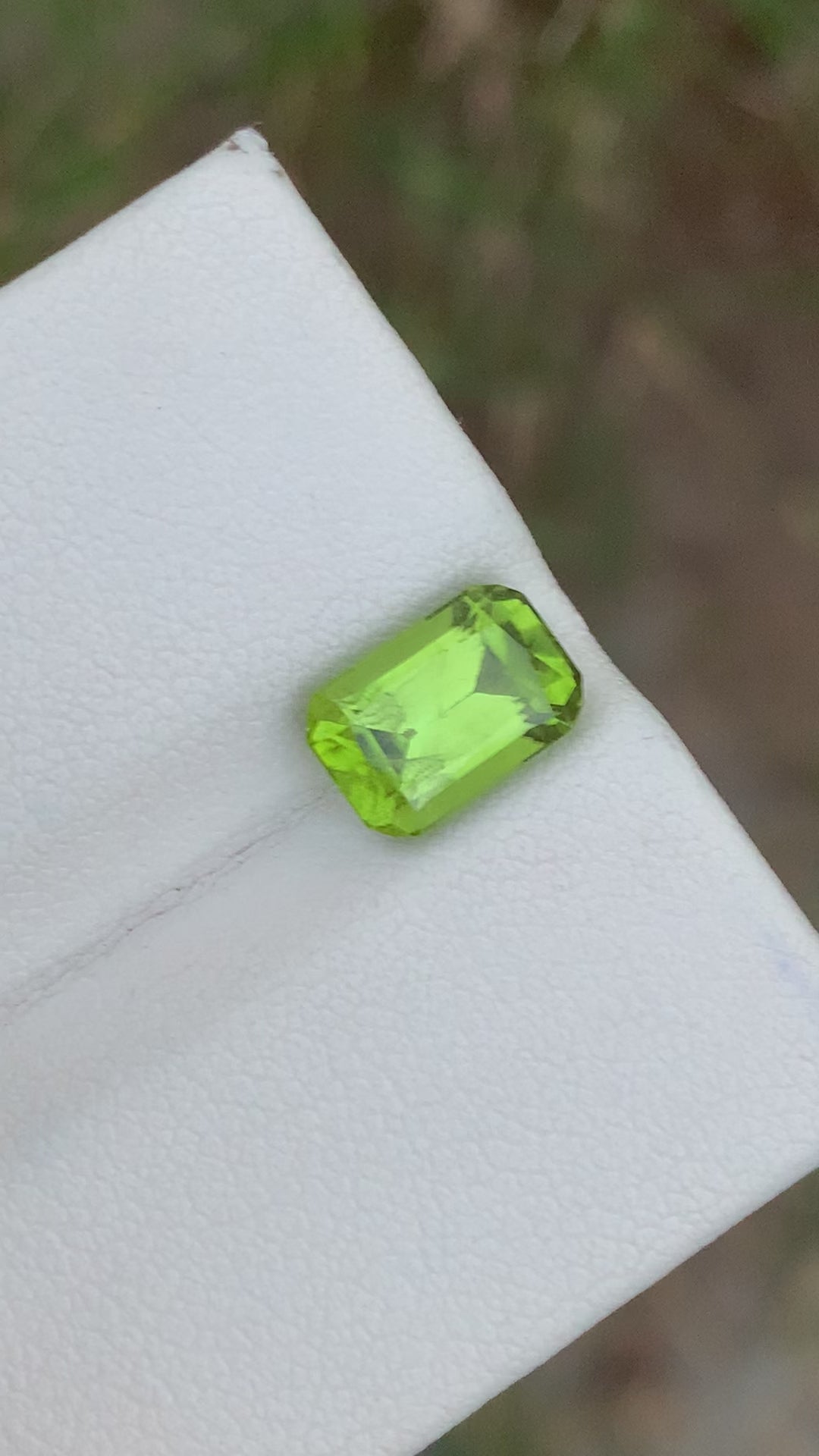 2.80 Carats Gorgeous Natural Loose Oval Shape Apple Green Peridot