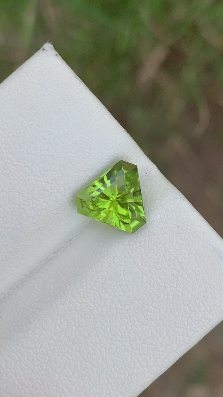 2.60 Carats Gorgeous Natural Loose Fancy Cut Trilliant Shape Apple Green Peridot